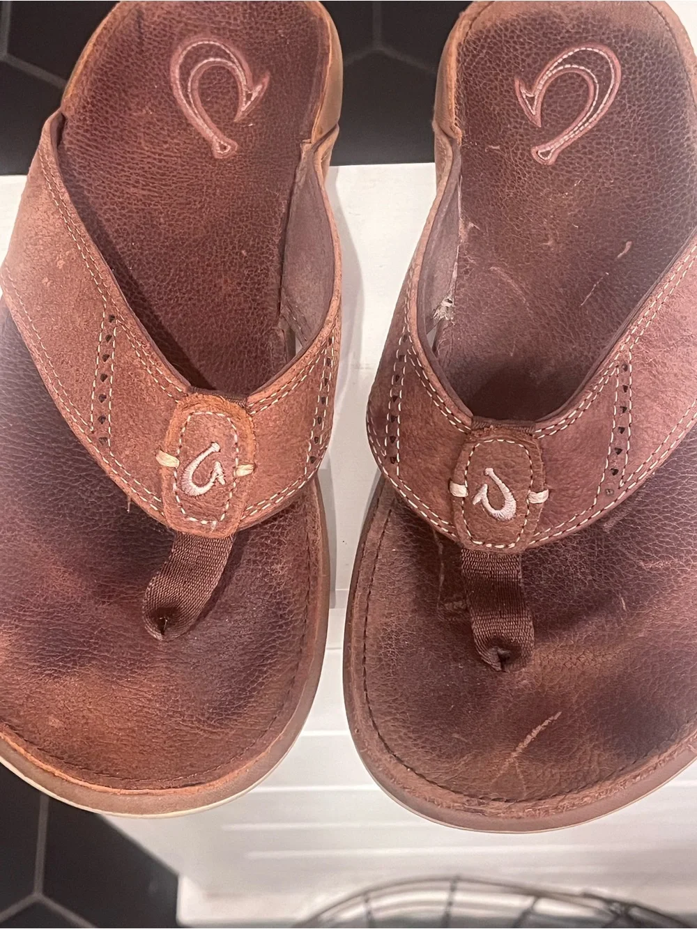 OluKai Men’s Brown Leather Toe-Post Sandals